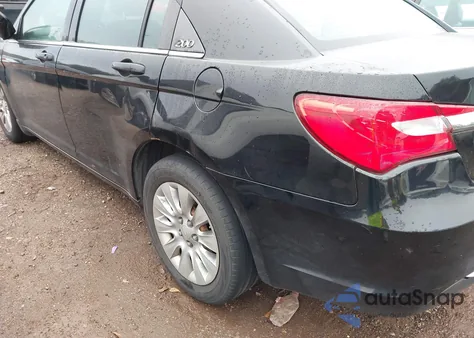 2012 Chrysler 200 Lx z USA, uszkodzony, nr VIN 1C3CCBAB3CN158201